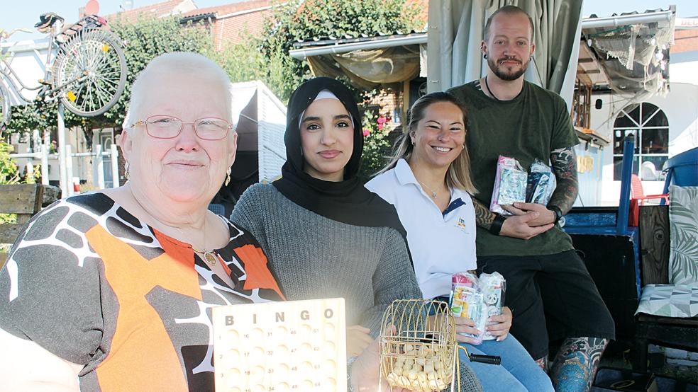 Die Gesichter hinter dem Hafen-Bingo (von links): Spielleiterin Ute Maas aus Midlum, »Hafen55«-Mitarbeiterin Aya al Rifai, Anja Henniger von »dm« und Carsten Willems (Hafen55)  © Foto: Busemann