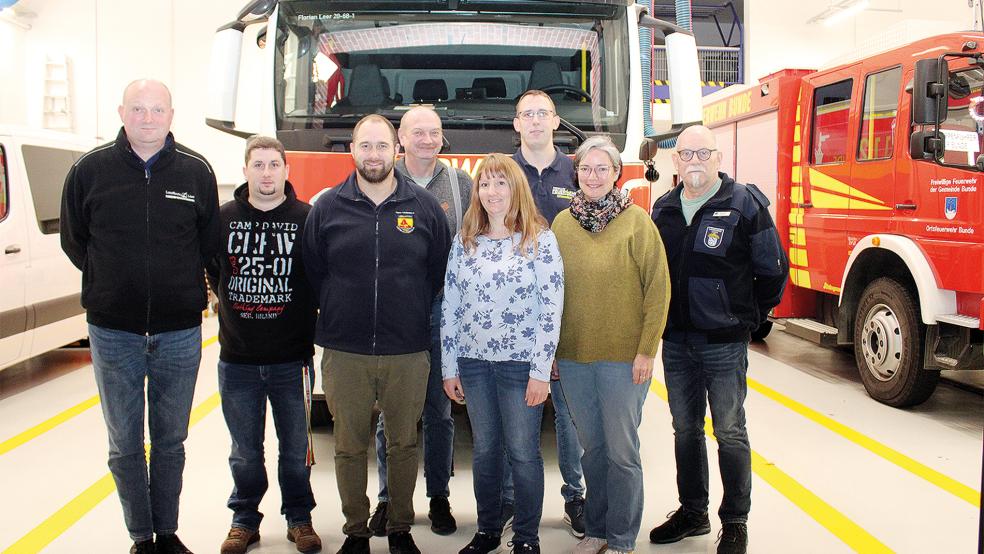 Trafen sich in Bunde zum Austausch: Die Brandschutzerzieher des Landkreises Leer (von links) Johannes Auerbach, Matthias Müller, Jens Meyer, Robert Friedrichs, Janina Brink, Sven Meißler, Christina Heidelberg und Peter Eggers.  © Foto: Randt