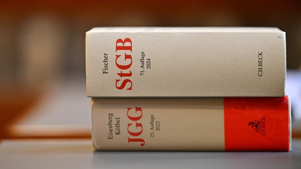 Nicht die Strafe, sondern der Erziehungsgedanke stand in dem Prozess im Vordergrund. Zwei der Räuber waren zur Tatzeit noch Jugendliche, die beiden anderen Heranwachsende. © Symbolfoto: Pförtner (dpa)