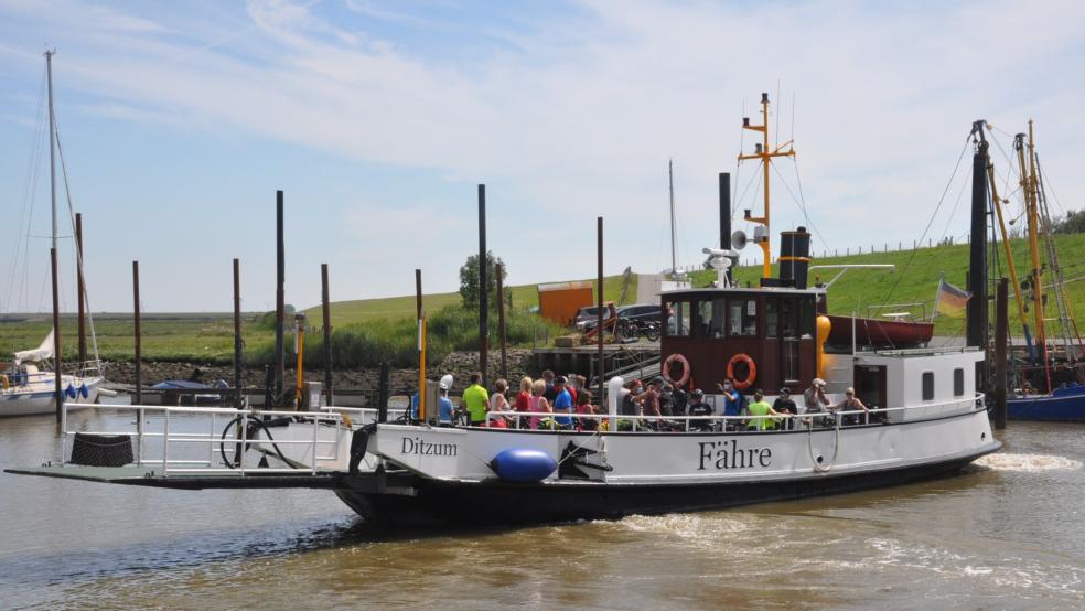 Die Emsfähre, sie verkehrt zwischen Ditzum und Petkum, startet am kommenden Montag in ihre Wintersaison, entsprechend gilt dann ein anderer Fahrplan. © Archiv
