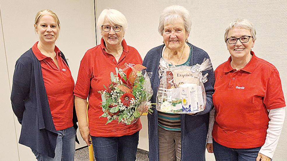 Ein Dankeschön an Wilma Garen (Zweite von rechts) für über 50 Jahre Einsatz im Blutspende-Team. Von links die wiedergewählten Vorstandsmitglieder Ilka Krause (Schatzmeisterin), Heide Robbe (1. Vorsitzende) und Gerda Wessels (2. Vorsitzende).  © Foto: privat