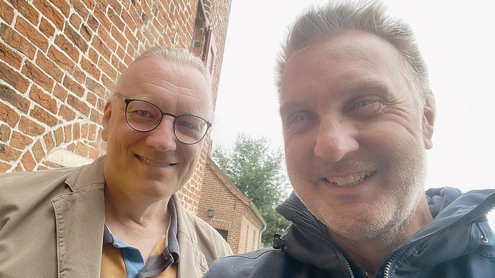 Im Steinhaus Bunderhee werden Jelko Peters aus Bunde (links) und Kai-Uwe Hanken aus Weener ihre Sagen-Sammlung vorstellen.  © Foto: privat