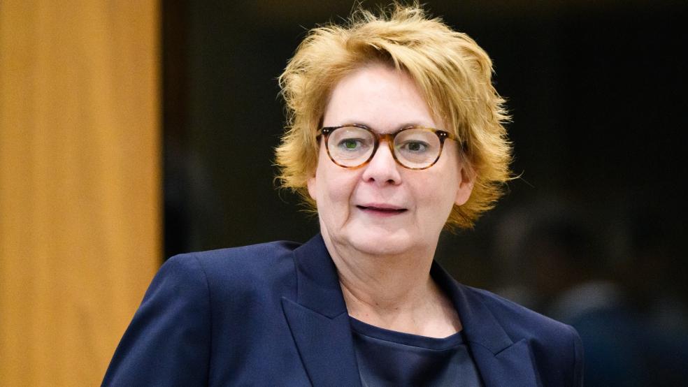 Ministerin Daniela Behrens überreichte den Förderbescheid im Rahmen des Sportstätteninvestitionsprogramms der niedersächsischen Landesregierung in Wiesmoor persönlich. © Symbolfoto: Stratenschulte (dpa)