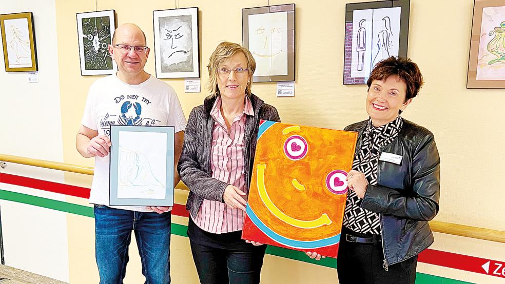 Marien Hospital-Geschäftsführerin Veronika von Manowski (rechts) begrüßte Birgit Spielvogel und Shaun Morrison zur Ausstellungseröffnung.  © Foto: Marien Hospital Papenburg Aschendorf