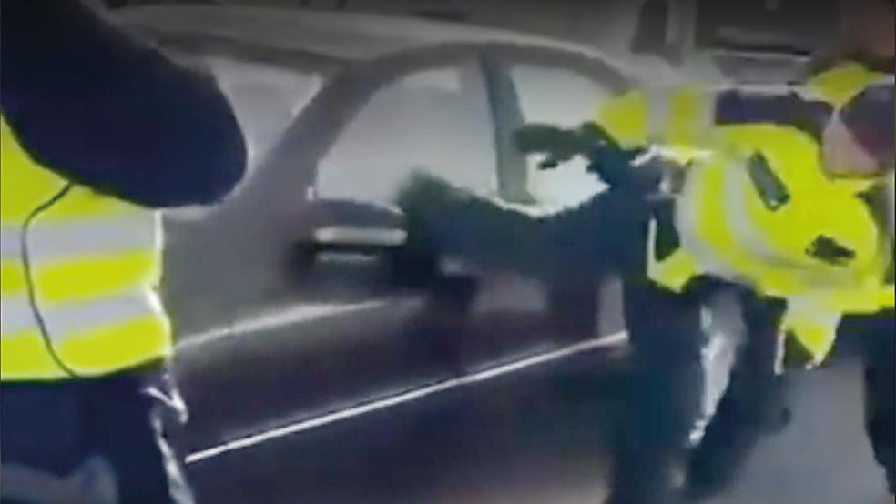 Die spektakulären Szenen der eskalierten Polizeikontrolle in Bunderneuland sind auf einem Video zu sehen, das im Internet kursierte.  © Screenshot: privat