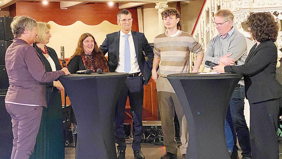 Auf dem zweiten Politische Reformationstag mit etwa 100 Besuchern diskutierten (von links) Landtagspräsidentin Hanna Naber (SPD), Kirchenpräsidentin Susanne Bei der Wieden, Klimaaktivistin Sonja Manderbach, Polizeipräsident Friedo de Vries, Lennard Seeber (Abiturient/Grüne) und Klaus Borde (Landwirt aus Oldendorp und Vorsitzender des LHV Leer).  © Foto: Kuper