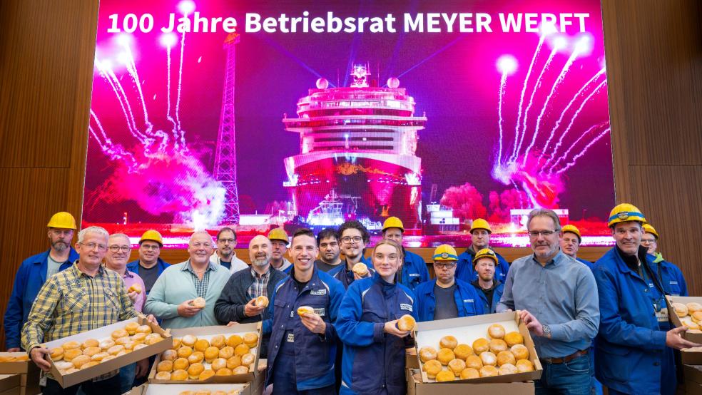 Die gesamte Belegschaft wurde am Tag vor der Feier auf der Meyer Werft anlässlich des Betriebsrats-Jubiläums zu einem Berliner Ballen eingeladen.  © Meyer Werft