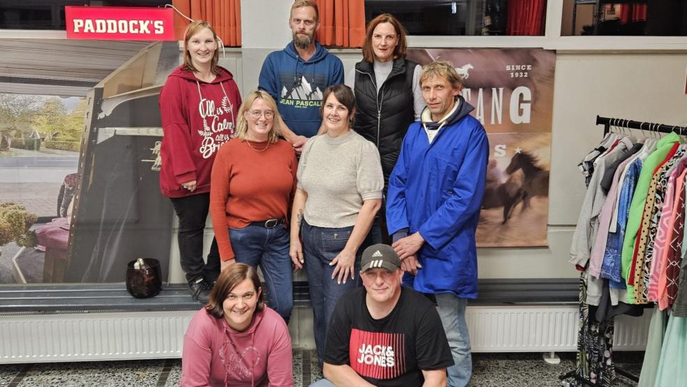 Das Ensemble der Theatergruppe Stapelmoor hat morgen Premiere mit seinem neuen Stück in der Aula der Stapelmoorer Grundschule. © privat