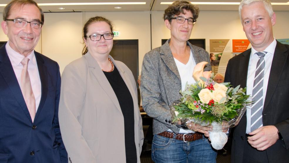 Im September 2017 wurde Jenny Daun (Zweite von rechts) einstimmig vom Kreistag zur Ersten Kreisrätin gewählt. Sie trat die Nachfolge von Rüdiger Reske (links) an. Neben Reske die Kreistagsvorsitzende Anja Troff-Schaffarzyk, rechts im Bild Landrat Matthias Groote.  © Hanken