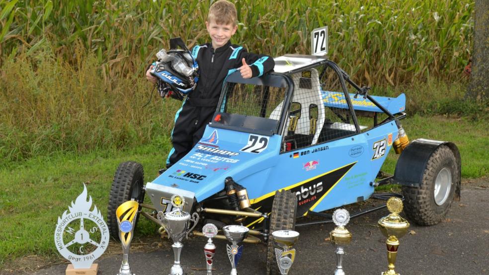 Ben Jansen präsentiert sein Auto und die Pokale, die er dieses Jahr bei den Rennen abgeräumt hat.  © privat