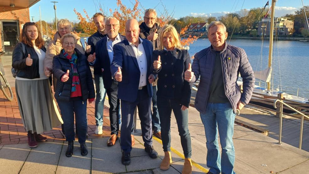 Auf dem Bild von links Ronja Berger ( Beisitzerin im Ortsverein), die beiden Ratsfrauen Christiane Kühmann und Gudrun Bonow, Frank Köster-Düpree ( Kassierer Ortsverein), Ratsherr Bruno Schachner, Bürgermeister Claus-Peter Horst, Hayo Hayunga ( Beisitzer im Ortsverein), Mechthild Tammena und Wilhelm Mammen, beide sind Vorsitzende des Ortsvereins der Grünen. © privat