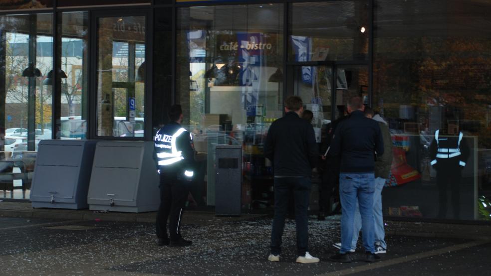 Polizeibeamte und Mitarbeiter der Kriminaltechnik sind aktuell wegen der Spurensicherung auf dem Tankstellengelände vor Ort. © Hoegen
