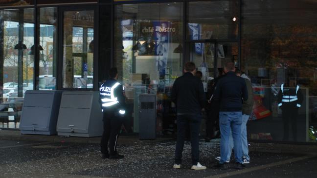 Geldautomat in Tankstellen-Kassenraum in die Luft gejagt