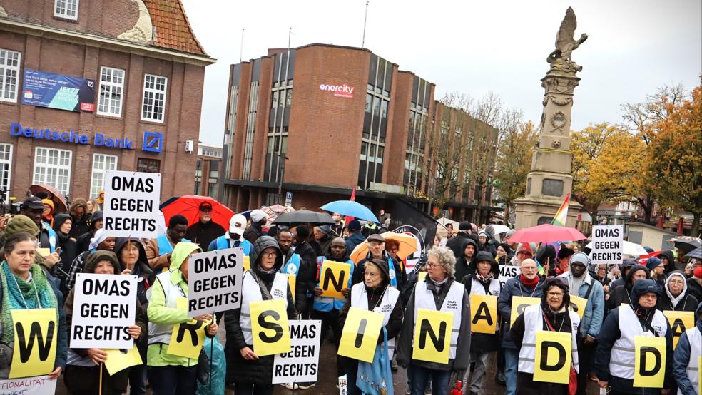 Auf dem Denkmalplatz in Leer trafen sich die Demonstranten zu ihrer Kundgebung. © Ammermann