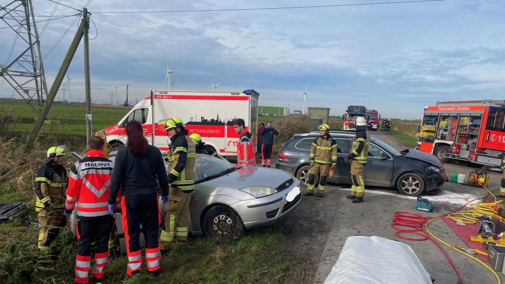 Polizei und Feuerwehr waren gestern nach einem schweren Verkehrsunfall im Einsatz, eine Schwerverletzte musste aus dem Wrack ihres Autos befreit werden. © Feuerwehr