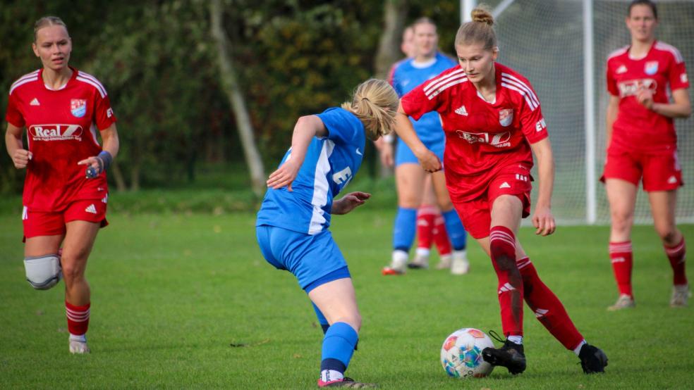 Lina Wallbaum aus Stapelmoor (am Ball) wurde zur zweiten Halbzeit eingewechselt. © Roolfs/privat