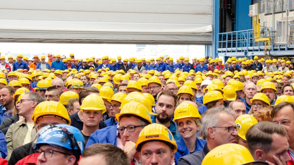 Schicksalsstunde auf der Meyer Werft: Bundeskanzler Olaf Scholz kam im vergangenen Jahr zur Betriebsversammlung, um die Rettung zu verkünden. © Hanken (Archiv)