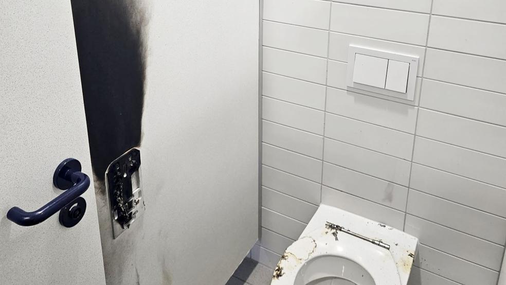 Ein Mitarbeiter der Schule löschte das Feuer im Toilettenraum und verhinderte dadurch Schlimmeres. © Foto: Rand (Feuerwehr)