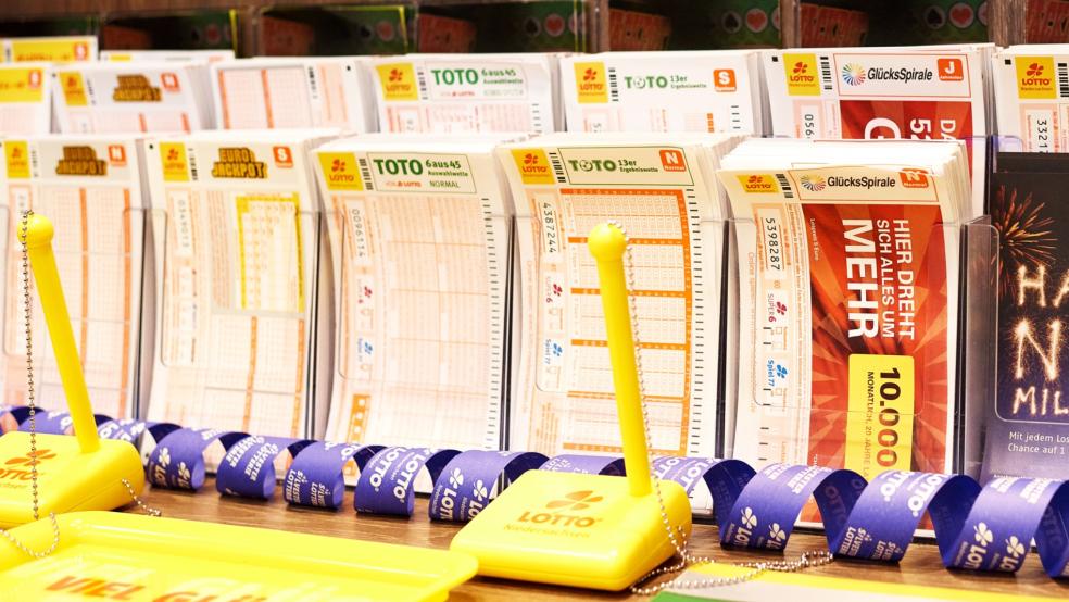 Ein Ostfriese im Lotto-Glück: Bei der Glücksspirale gewann er einen sechstelligen Betrag. © Lotto Niedersachsen 