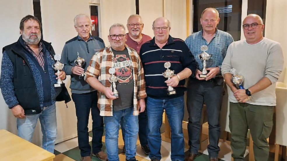 Pokalübergabe an erfolgreiche Züchter (von links): Georg Hilfers, Jan Kloppenburg, Heinrich Oorlog, Gerold Otten, Johannes van der Slyk, Fritz van der Wal und Michael Spekker.  © Foto: VRV