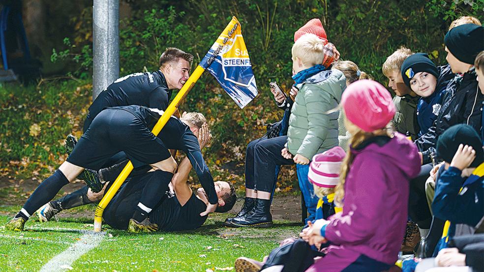 Große Freude bei der Mannschaft des SV Wymeer-Boen nach erkämpftem Punktgewinn.  © Foto: Lohmann