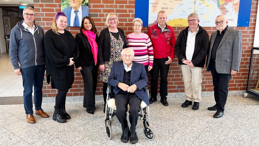 Der erweiterte Vorstand der neuen Albrecht-Weinberg-Gesellschaft mit (von links) Pastor Frerich Dreesch-Rosendahl (Beirat), Lehrerin Wiebke Rademacher (Schatzmeisterin), Lehrerin Anke Chudzinski-Schubert (stellvertretende Vorsitzende), Schulleiterin Ulrike Janssen (Vorsitzende), Gerda Dänekas (Beisitzerin), Rhauderfehns Bürgermeister Geert Müller (Schriftführer), Diakon Jürgen Scholz (Beisitzer) und dem früheren Rhauderfehner Gemeindedirektor Jörg Furch (Beisitzer). Mit auf dem Bild ist der 100 Jahre alte Holocaust-Überlebende Albrecht Weinberg, der Ehrenmitglied der Gesellschaft ist.  © Foto: Carsten Ammermann