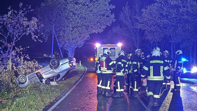 Auto prallt gegen Baum und überschlägt sich