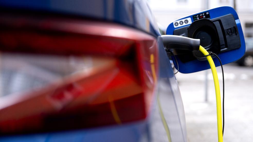 Bundesweit gibt es knapp 180.000 öffentliche Ladepunkte für Elektroautos - ein Plus von rund 16 Prozent gegenüber dem Vorjahr. © Symbolfoto: Hoppe (dpa)