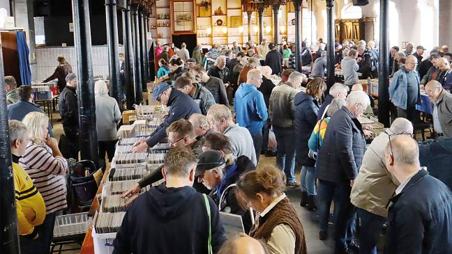 Plattenbörse begeistert Vinyl-Enthusiasten in Leer