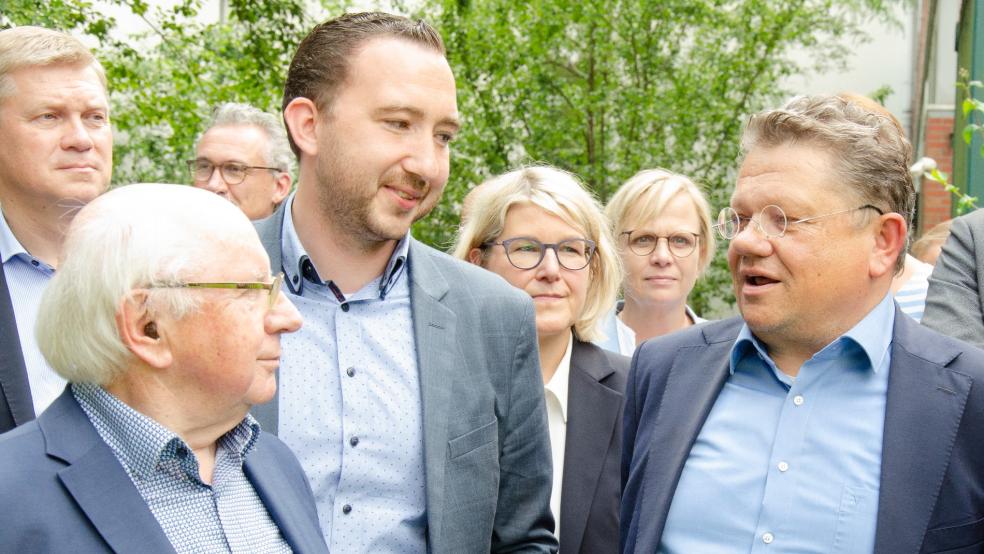 Im Juli 2024 hatte Gesundheitsminister Andreas Philippi (rechts) das Krankenhaus in Weener besucht und die Unterstützung für die Pläne zur Umwandlung in eine Fachklinik zugesagt. Links: Krankenhausvereinsvorsitzender Jakobus Baumann, der SPD-Landtagsabgeordnete Nico Bloem und Klinikum-Geschäftsführer Daniela Kamp.  © Hanken (Archiv)