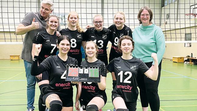 Volleyballerinnen feiern ersten Dreier