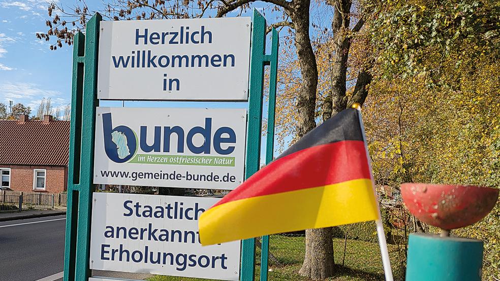 Unzählige Fähnchen wie diese wehten in Bunde.  © Foto: Szyska