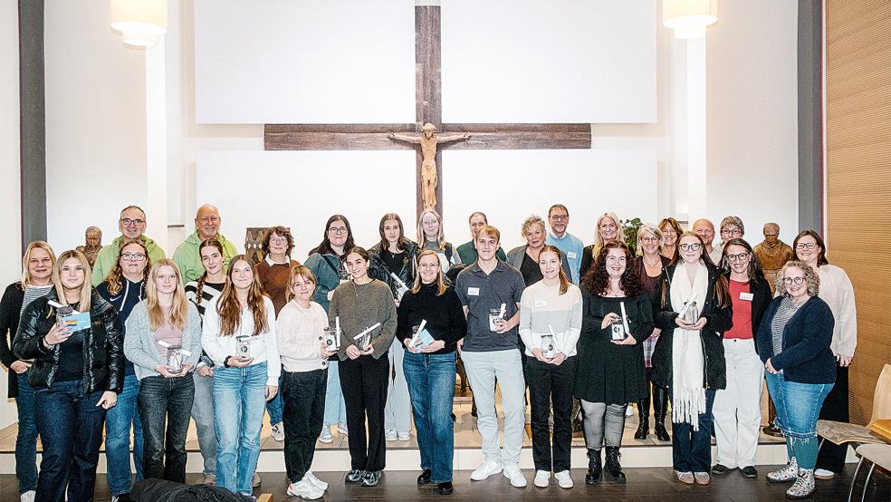 Die ingesamt 27 neuen Auszubildenden des Borromäus Hospital Leer wurden vor Kurzem in der Kapelle des Krankenhauses willkommen geheißen.  © Foto: Borromäus Hospital Leer 