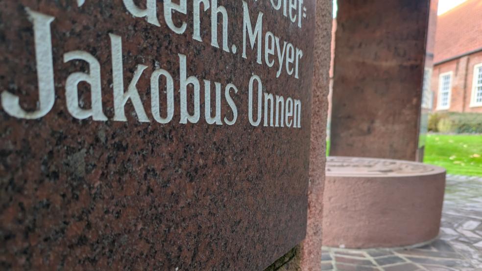 Der Name des NS-Kriegsverbrechers Jakobus Onnen auf dem Ehrenmal für die Opfer von Krieg und Vertreibung, das vor dem Heimatmuseum in Weener steht, soll in Kürze mit einer Platte überdeckt werden. © Foto: Szyska