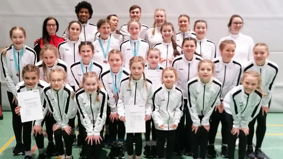 Die Rope-Skipping-Gruppe besteht aus: Nadira El Ghoul, Anna Siemens, Marje Mayer, Grietje Schmidtchen, Ronja Block, Jannika Mössinger, Julina Mössinger, Leefke Gaßner, Mia Werner, Oda Glorius, Franziska Schepers, Feline Deeken, Anne Strybny, Malu Möckel, Elli Möckel, Ana Dragonjic, Alva Päschel, Fenna Grönert.  © Foto: privat