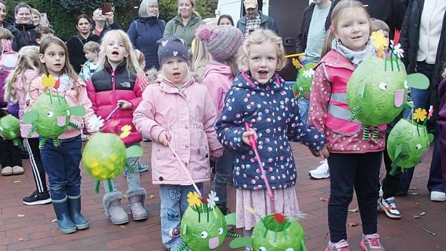 Kinder begeistern mit Martini-Liedern auf dem Wochenmarkt