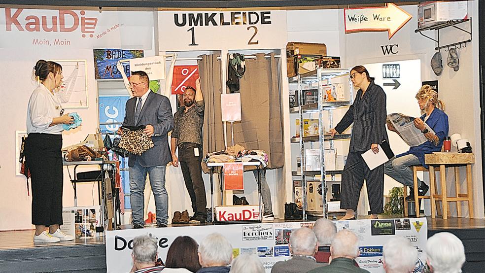 Auf der Bühne kommt es immer wieder zu turbulenten Szenen, während das Personal mit allen Mitteln versucht, nur den allerbesten Eindruck vom Geschäftsbetrieb zu vermitteln.  © Wolters