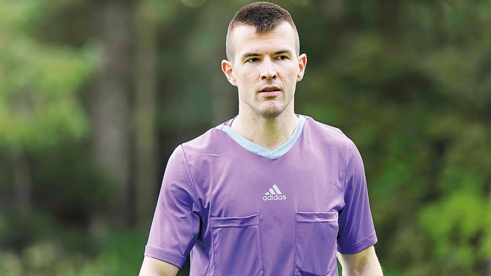 Stephan Steenhardt aus Stapelmoor, hier als Schiedsrichter beim Rheiderland-Pokal, verhinderte mit seiner Besonnenheit Schlimmeres.  © Foto: Jungeblut