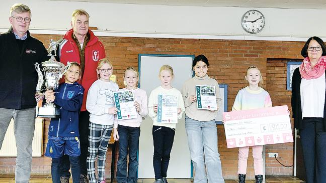 Pokale für junge Fußballerinnen aus dem Rheiderland