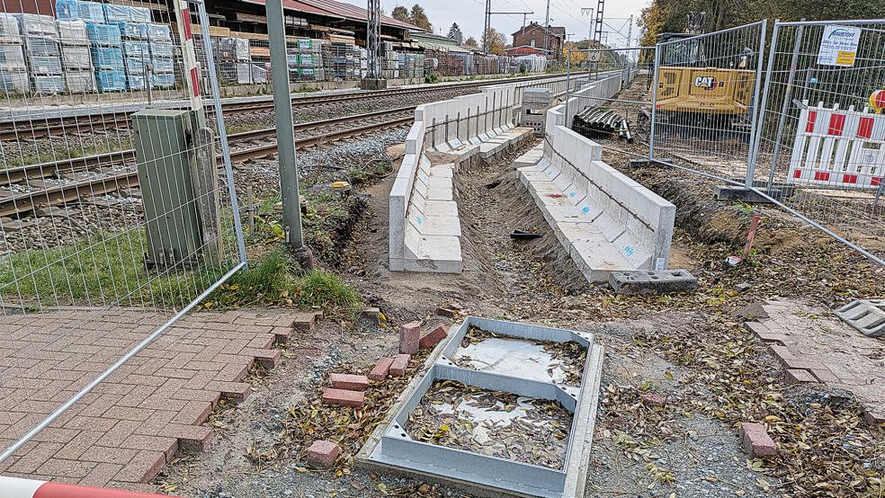 Der Bahnhof in Neermoor (im Hintergrund) wurde 1979 stillgelegt. Weil sich der Bahnsteig-Bau verzögert, wird die geplante Reaktivierung des Haltepunktes verschoben.  © Foto: Szyska