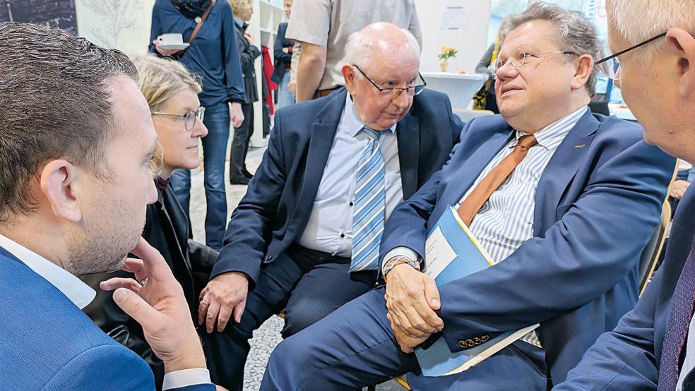 Umringt: Niedersachsens Gesundheitsminister Dr. Andreas Philippi wurde gestern bei seinem Besuch in Leer von Landrat Matthias Groote (rechts) sowie (von links) dem SPD-Landtagsabgeordneten Nico Bloem, Klinikum-Geschäftsführerin Daniela Kamp und dem Krankenhausverein-Vorsitzenden Jakobus Baumann zur Zukunft des Krankenhauses in Weener befragt.  © Foto: Szyska