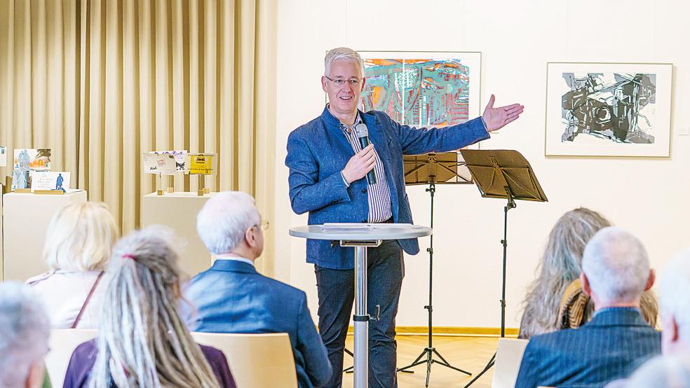 Landrat Matthias Groote hob die Besonderheiten der Ausstellung in seiner Rede hervor.  © Fotos: Landkreis Leer/Jürgen Bambrowicz 