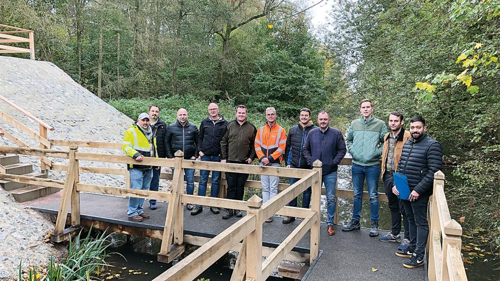 Bei der Abnahme der Sielbauwerke (von links): Eduard Stoll, Marcus Luikenga, Michael Pruin (alle Gemeinde Westoverledingen), Hans-Peter und Sören Bleeker (Garten- und Landschaftsbau Bleeker), Harm Eiting (Tiesler Hoch- und Tiefbau), Andreas Gäken (Quappen Holzbau), Marco Smid (Fachbereichsleiter Bauen und Planen), Mark Wildemann (ArL Aurich), Jan Fligg (Gemeinde) und Lokman Ktaich (Ingenieurbüro Grote).  © Foto: Gemeinde Westoverledingen