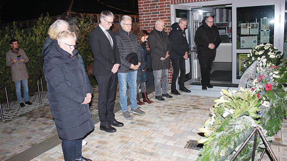 Vor der Begegnungsstätte in der Westerstraße in Weener wurden während der Gedenkveranstaltung Kränze niedergelegt.  © Fotos: Busemann