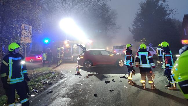 Autos stoßen im dichten Nebel frontal zusammen