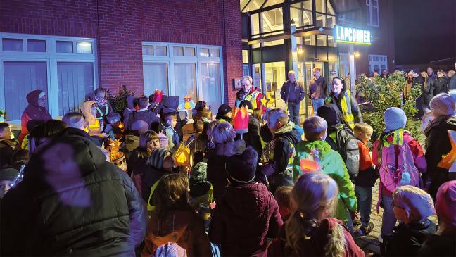 Laternenumzug durch Stapelmoor mit 120 Kindern