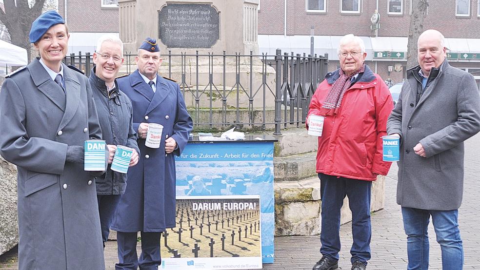 Im Bild von links: Oberstarzt Dr. Mascha–Christine Groß, Landrat Mattias Groote als Kreisvorsitzender des Volksbundes, Ober­stabsfeldwebel Pascal Burger, Volksbund-Kreisgeschäftsführer Folkert Laupichler und Bürgermeister Claus-Peter Horst.  © Foto: Wolters