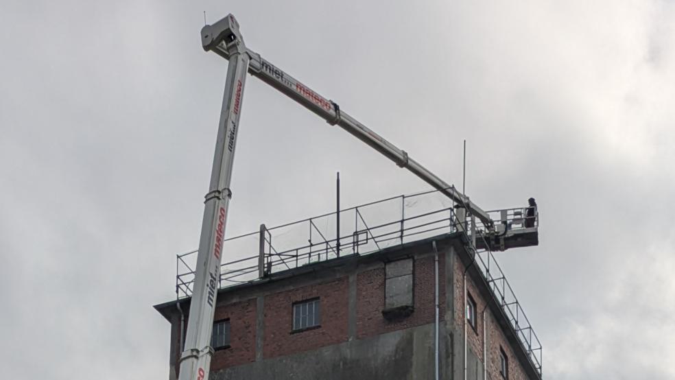 Auch auf dem alten Getreidespeicher am Hafen in Weener rüstet Vodafone auf, um dem gestiegenen Bedarf im Landkreis Leer gerecht zu werden.  © Foto: Szyska