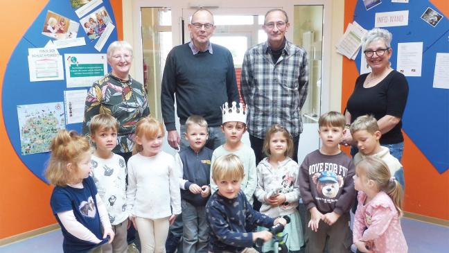 Kinder freuen sich über neue Laufräder