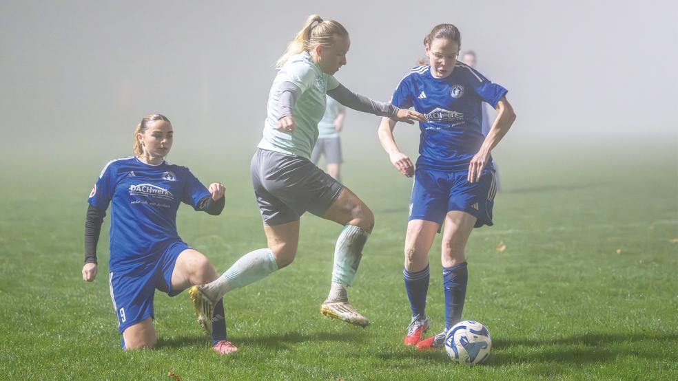 Im dichten Nebel fehlte den Möhlenwarferinnen oft die Zuordnung.  © Foto: Bruins